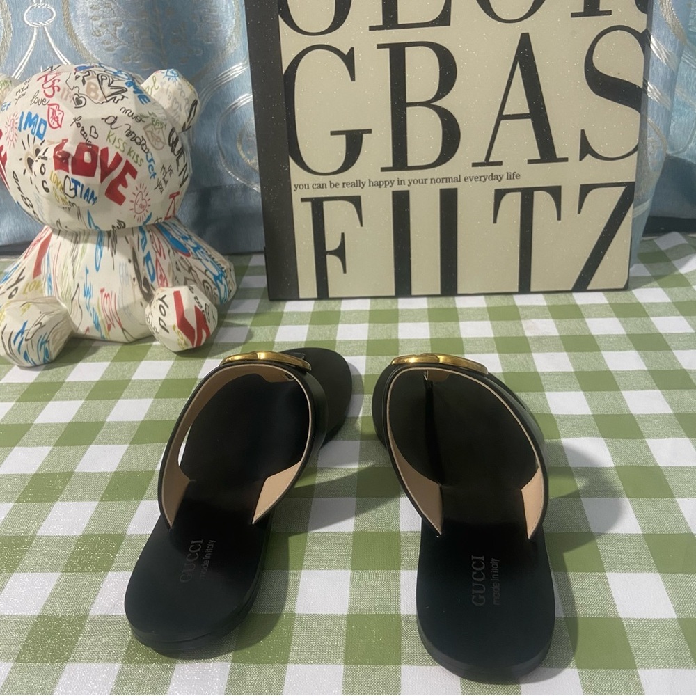 🌹💕Gucci Black and Gold Sandals💕 - Picture 6 of 7